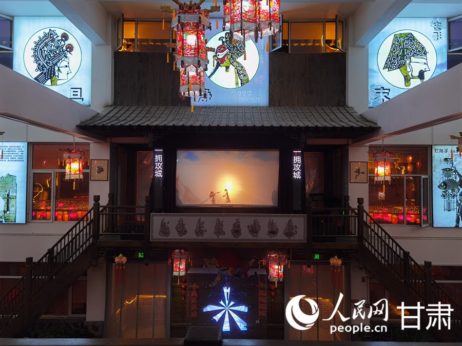 環縣環州故城皮影館正在進行皮影表演。人民網記者 高翔攝