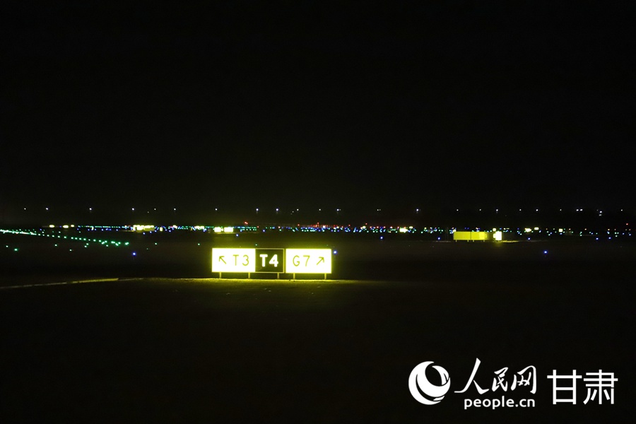 亮燈后的蘭州中川國際機場三期擴建工程飛行區。人民網記者 王文嘉攝