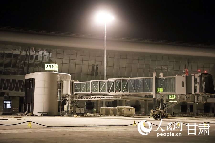 亮燈后的蘭州中川國際機場三期擴建工程飛行區。人民網記者 王文嘉攝