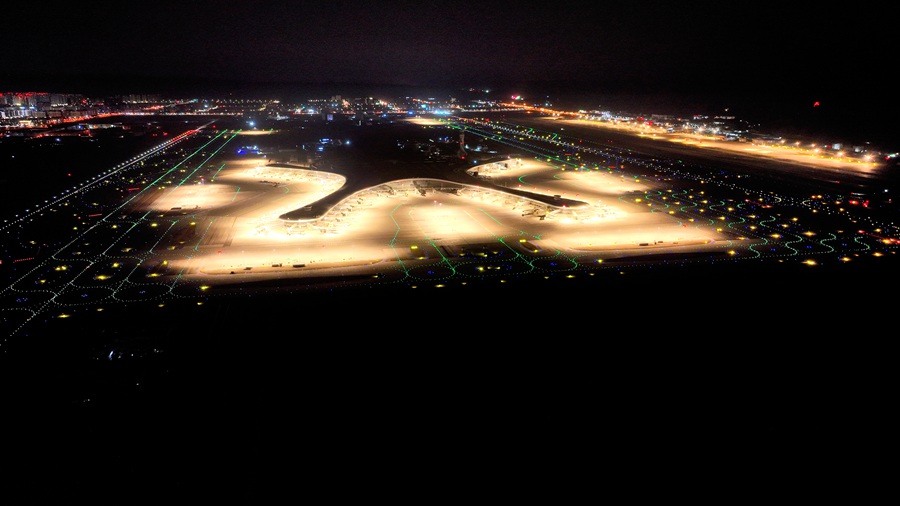 亮燈后的蘭州中川國際機場三期擴建工程飛行區。王生朝攝