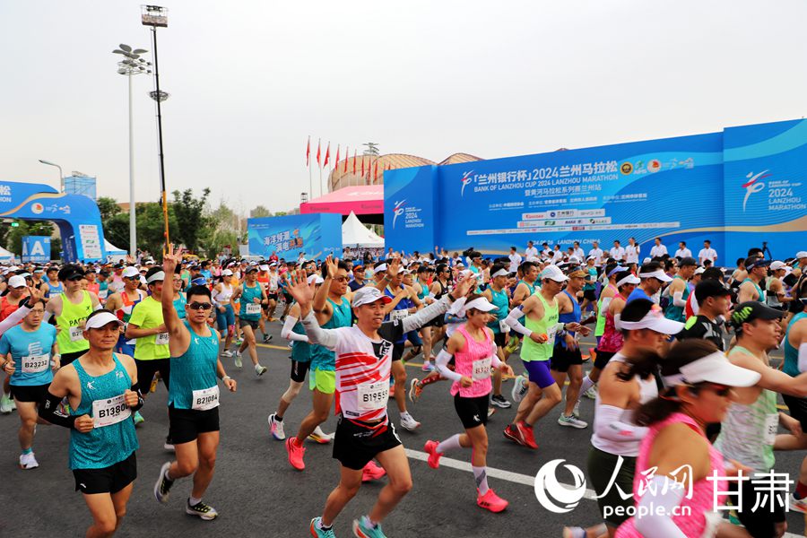 5月26日上午，2024蘭州馬拉松在蘭州奧體中心鳴槍開賽。人民網記者 王文嘉攝