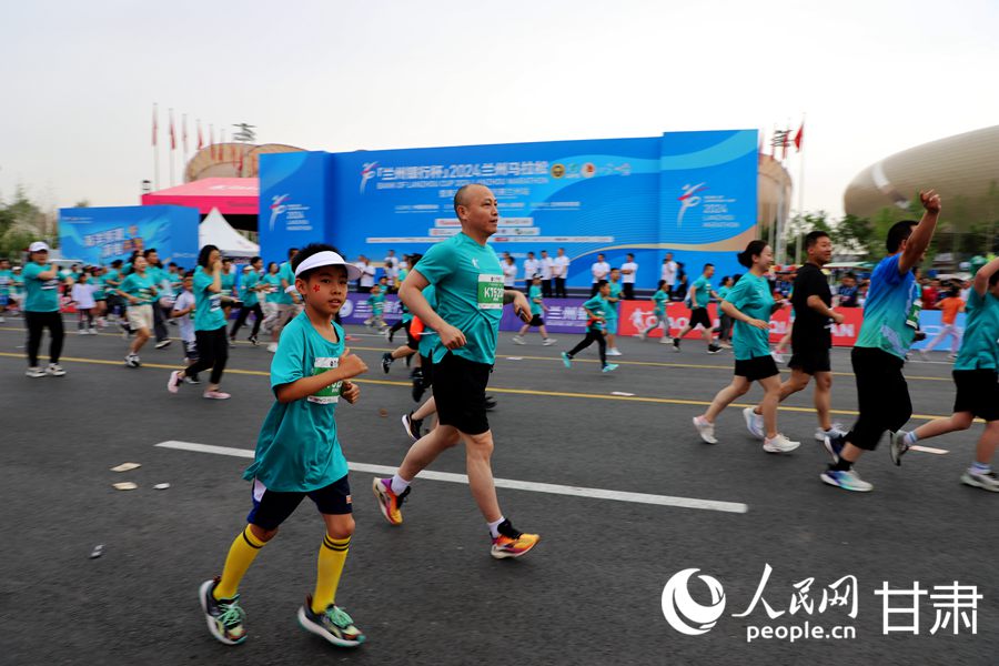 5月26日上午，2024蘭州馬拉松在蘭州奧體中心鳴槍開賽。人民網記者 王文嘉攝