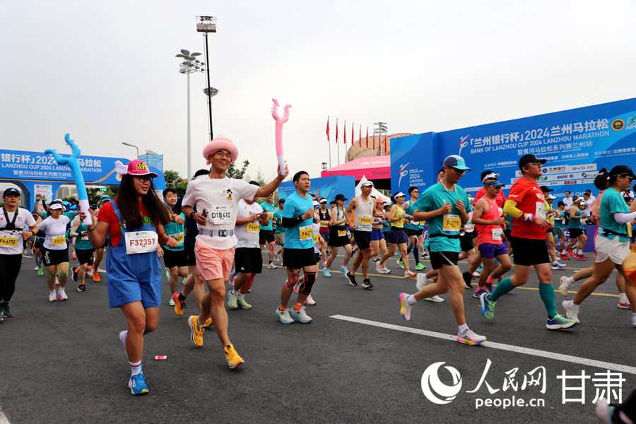 5月26日上午，2024蘭州馬拉松在蘭州奧體中心鳴槍開賽。人民網記者 王文嘉攝