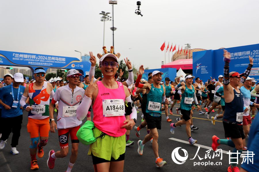 5月26日上午，2024蘭州馬拉松在蘭州奧體中心鳴槍開賽。人民網記者 王文嘉攝