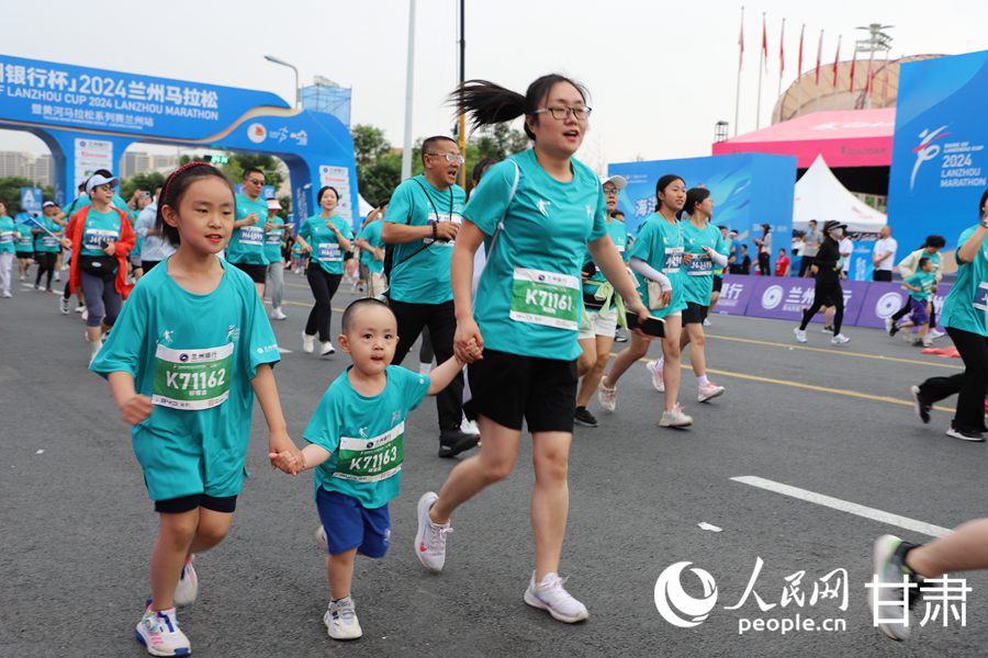 激情“蘭馬” 快樂奔跑。人民網記者 王文嘉攝