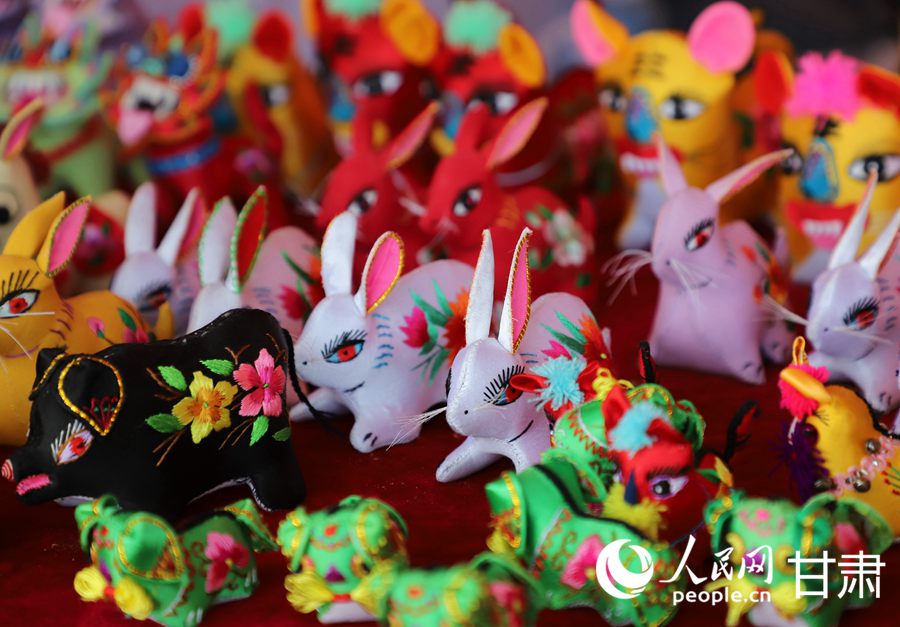 慶陽香包造型豐富。人民網記者 邵蘭攝