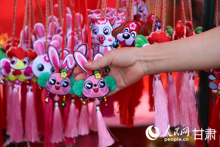 慶陽香包造型豐富。人民網記者 邵蘭攝