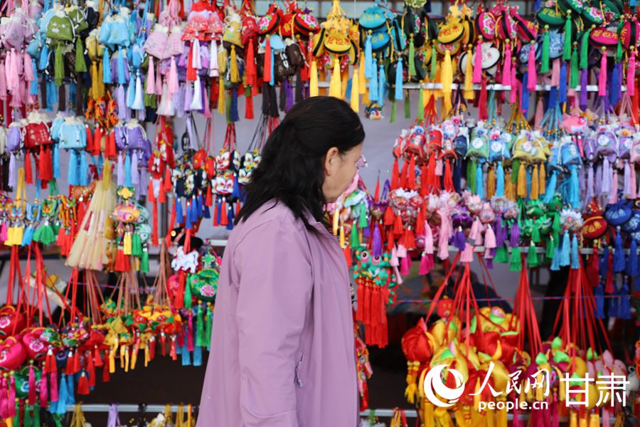 在慶陽民俗文化普品展銷區，色彩艷麗、做工精湛的香包吸引了眾多市民游客駐足。人民網記者 邵蘭攝