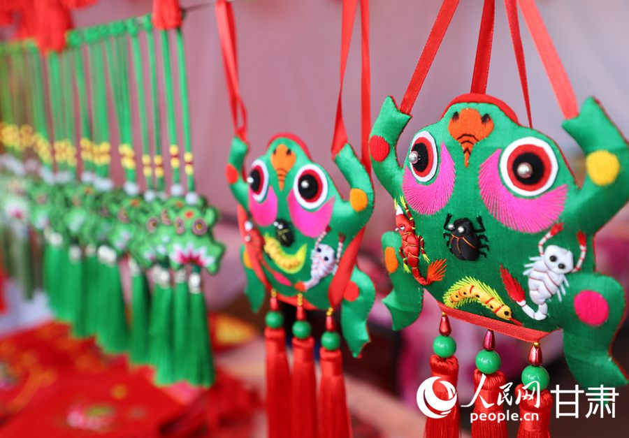 慶陽香包造型豐富。人民網記者 邵蘭攝