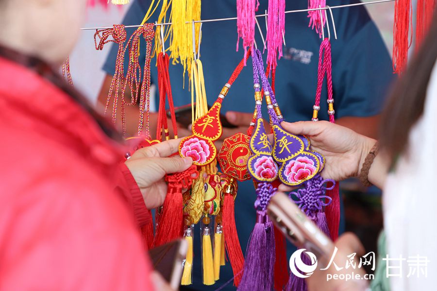 市民挑選慶陽香包。人民網記者 邵蘭攝
