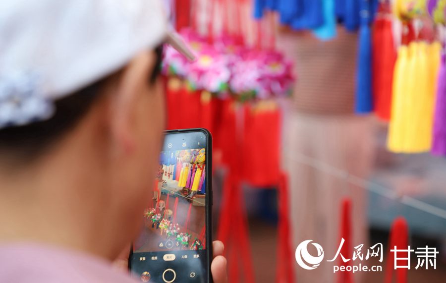 市民用手機拍攝慶陽香包。人民網記者 邵蘭攝