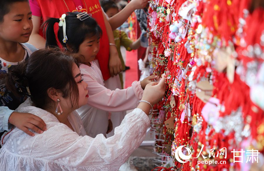市民正在挑選彩繩。人民網記者 邵蘭攝