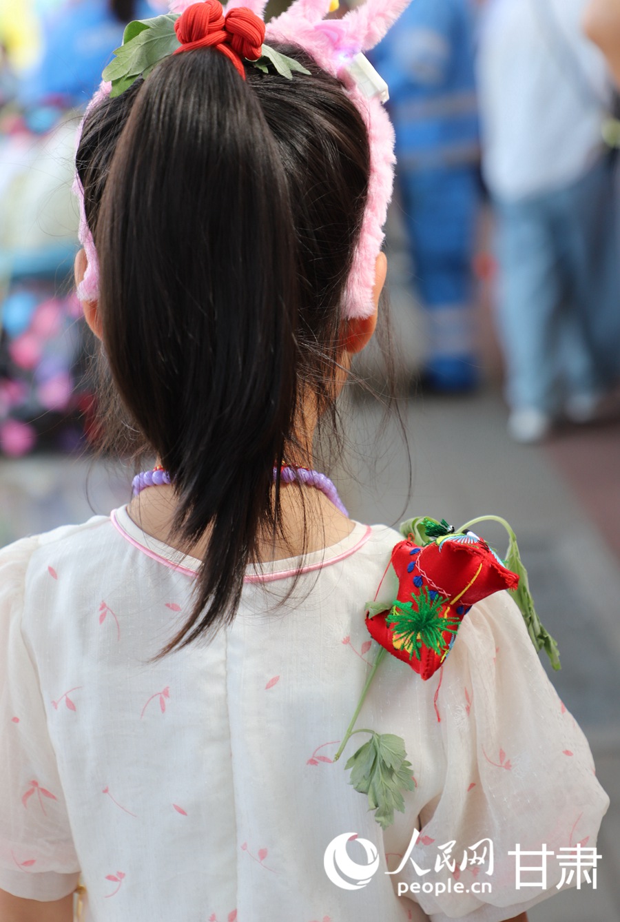 小朋友衣裙上的香包。人民網記者 邵蘭攝