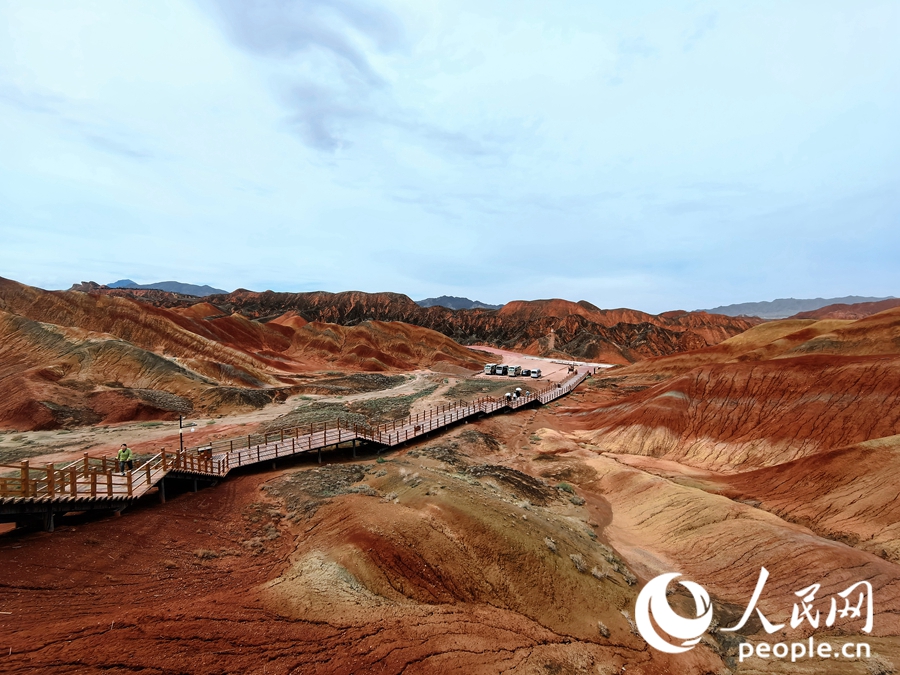  雨后的七彩丹霞，顏色格外艷麗。人民網 黃津曉虎攝