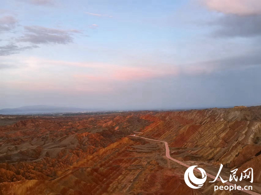 日落時分，余暉與丹霞交相輝映。人民網記者 唐嘉藝攝