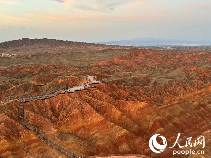 日落時分，余暉與丹霞交相輝映。人民網記者 徐冬兒攝