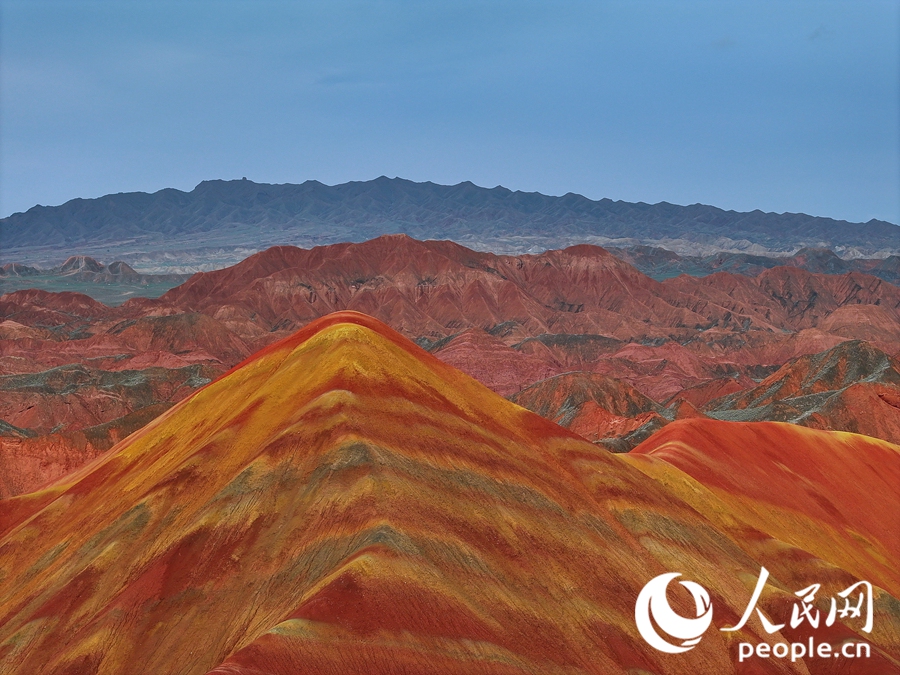 雨后的七彩丹霞，顏色格外艷麗。人民網記者 李根攝