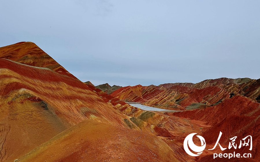 雨后的七彩丹霞，顏色格外艷麗。人民網記者 徐冬兒攝