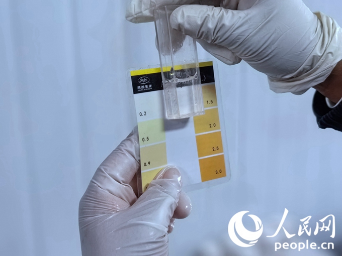 工作人員正在監測水質。人民網 黃津曉虎攝