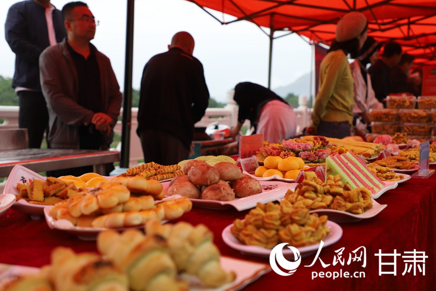 東鄉縣特色美食展示。人民網記者 高翔攝
