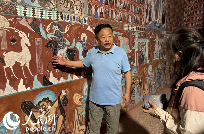 杜永衛向記者介紹工匠村情況。人民網記者 王金雪攝