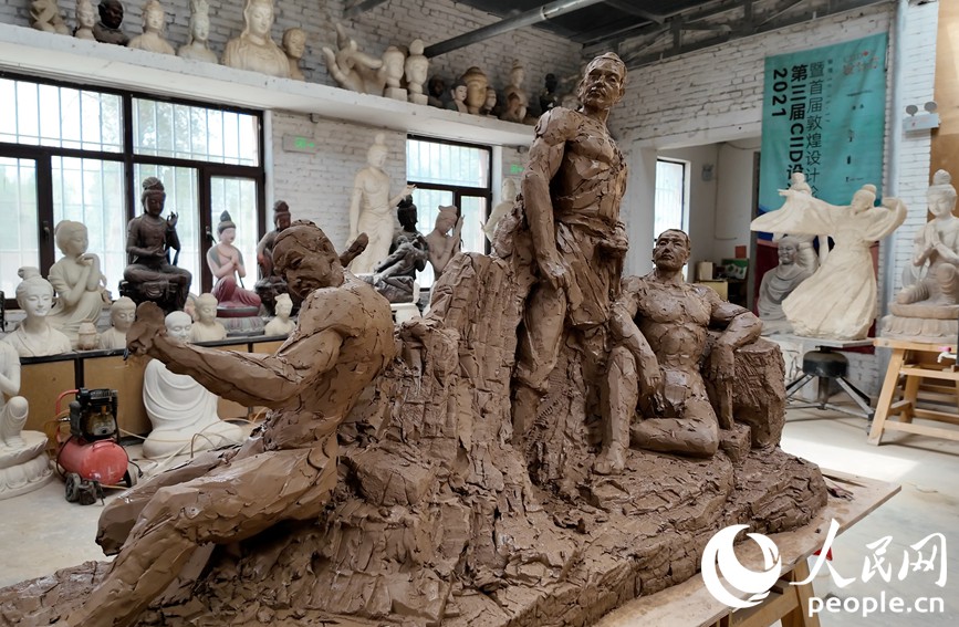 這尊為致敬古代匠師而塑的作品，完工后將安置在工匠村入口，迎接八方來客。人民網 李根攝（作品名為《敦煌工匠》）