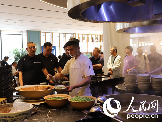 清晨，排隊吃牛肉面的人群。人民網記者 黃帆攝