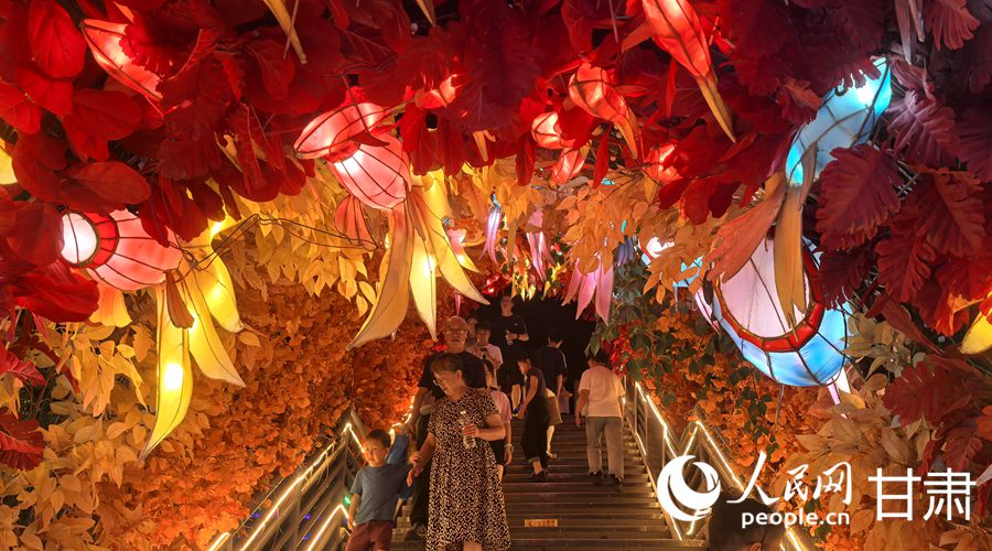 游客穿過花廊可到達白塔山碼頭，購票后可乘船體驗“夜游黃河”。