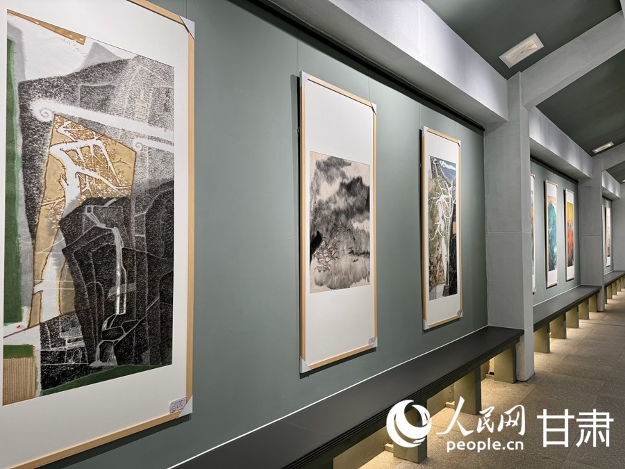 現場書畫作品。人民網記者 焦隆攝 