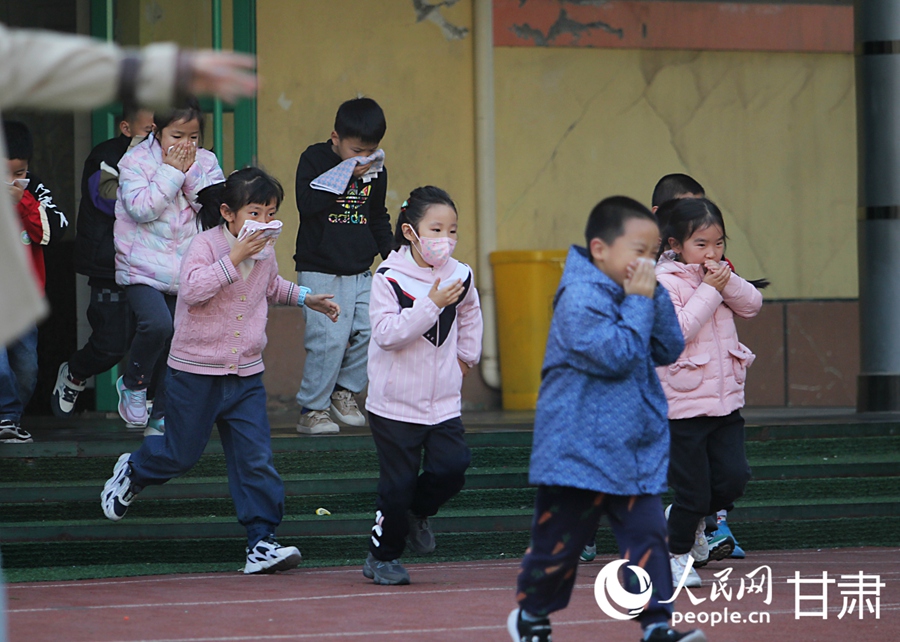 筑牢校園消防安全“防火墻” 蘭州市火星街小學開展消防應急疏散演練活動