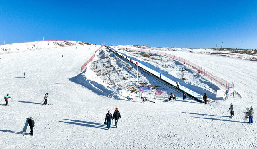 國網蘭州新區供電公司員工走進冰雪新天地滑雪場了解其新建雪場用電需求。韓甜甜攝