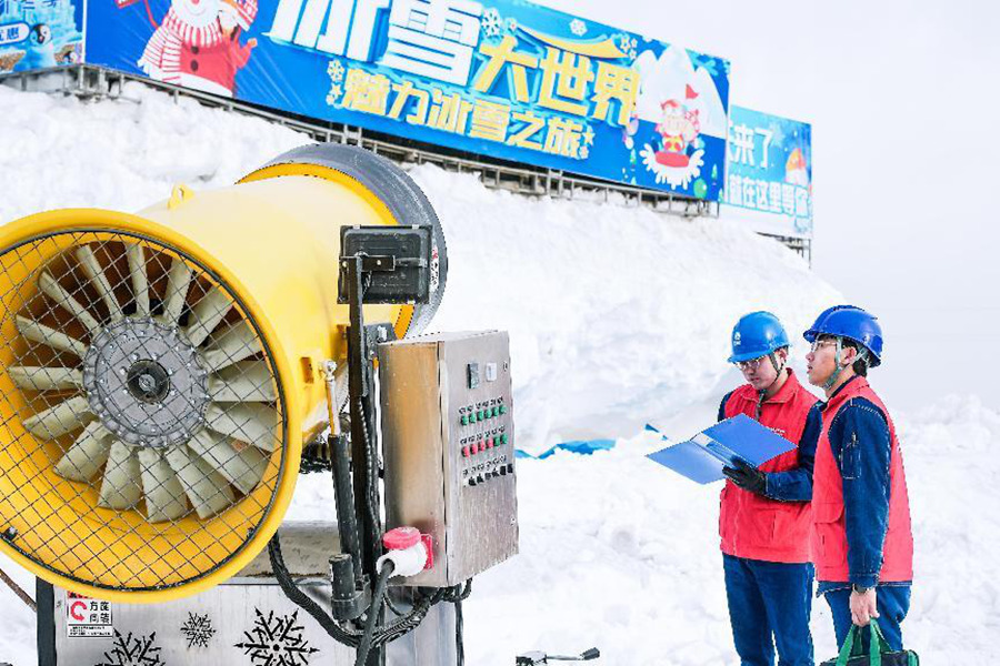 國網嘉峪關供電公司員工在懸臂滑雪場進行安全用電檢查。姜欣蓉攝