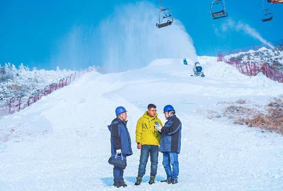 國網蘭州供電公司員工在安寧大青山滑雪場開展安全用電檢查，幫助滑雪場管理人員開展用能分析。史雙絢攝