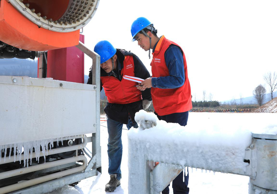國網平涼供電公司員工走訪靈臺縣康家溝生態旅游示范村滑雪場檢查雪場變壓器、造雪機等關鍵用電設備使用情況。馬再勵攝