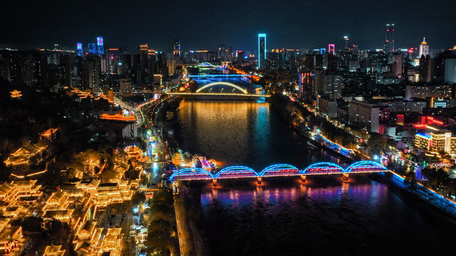 充足電力點亮“金城”蘭州。韓甜甜攝