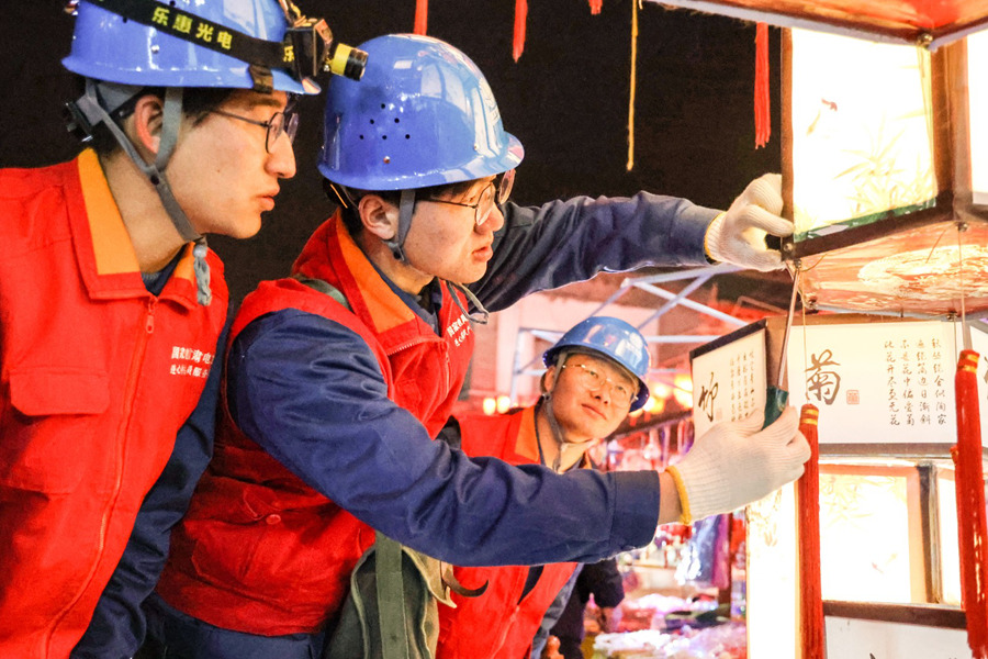 國網平涼供電公司員工在崆峒古鎮檢查商鋪安全用電情況。王銀燕攝