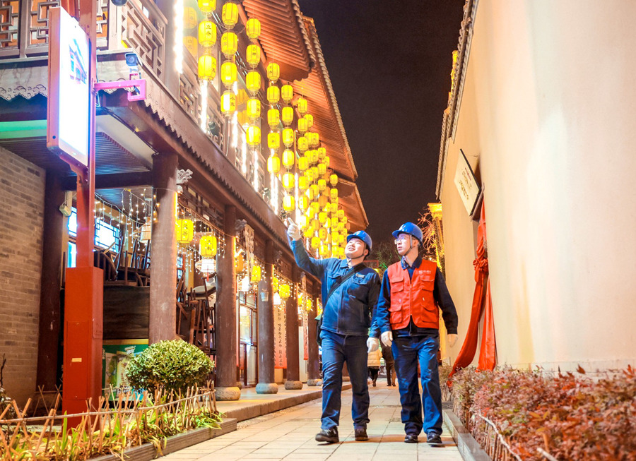 國網天水供電公司員工在西關古城景區巡查電力線路和設備運行情況。李小強攝