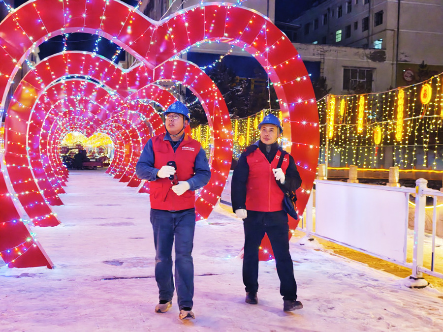 國網慶陽供電公司員工對華池縣街道的10千伏123城打線開展特巡紅外測溫工作。陳馨攝