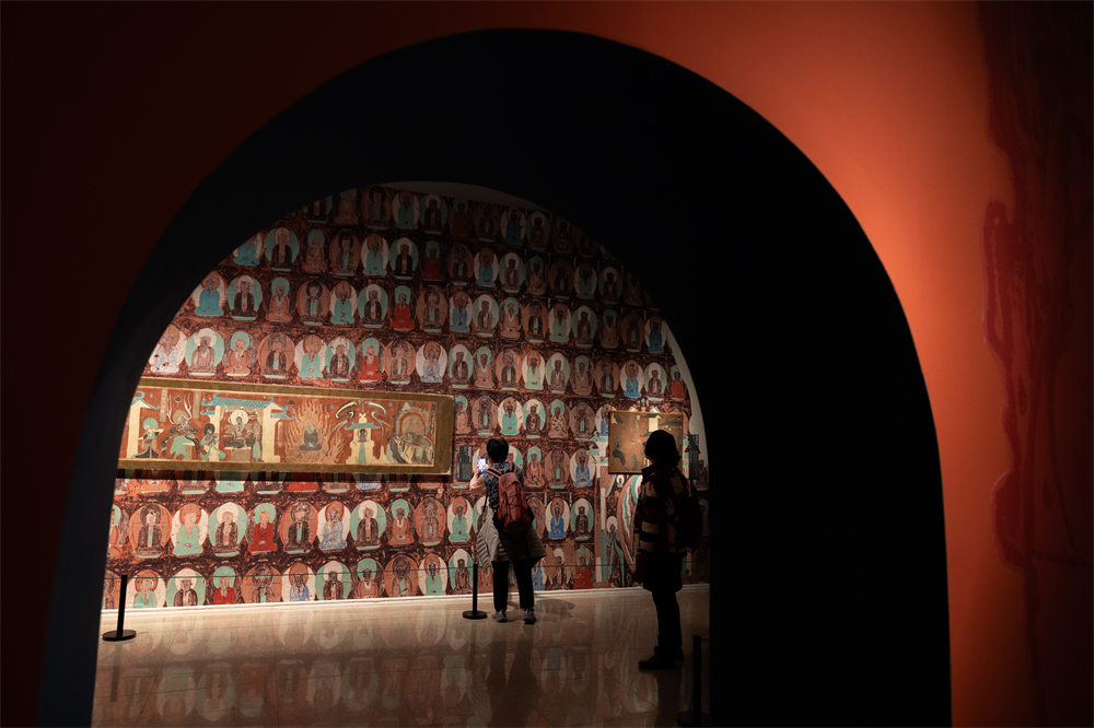 觀眾正在參觀展覽。人民網記者 韋衍行攝