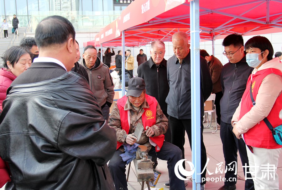 群眾在便民服務區“愛心磨刃點”排隊磨刀剪。人民網記者 米媛攝