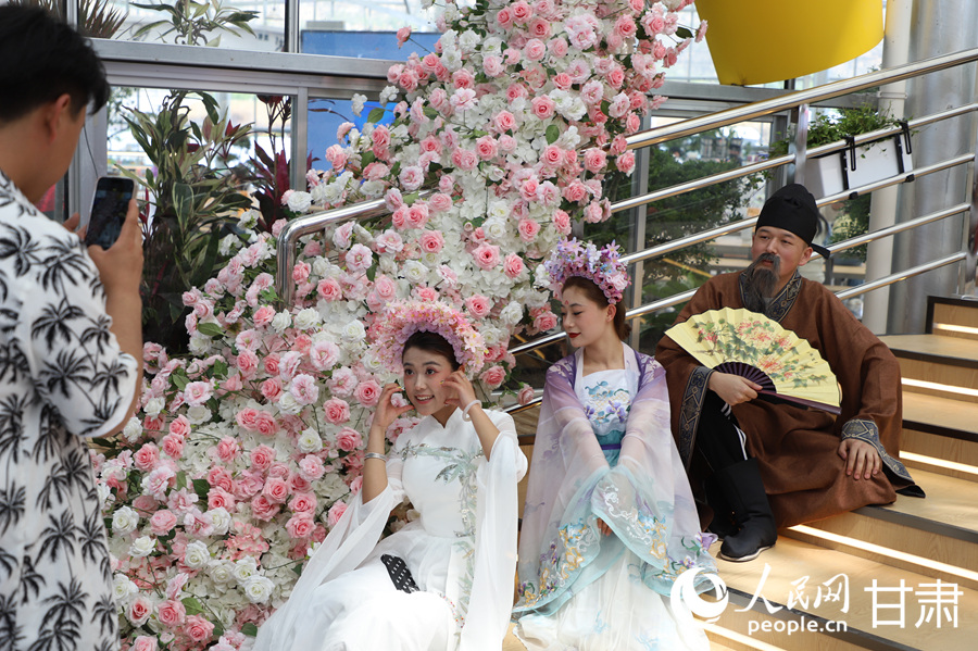 游客在臨夏市牡丹產業園花卉藝術中心內賞花游玩。人民網記者 焦隆攝