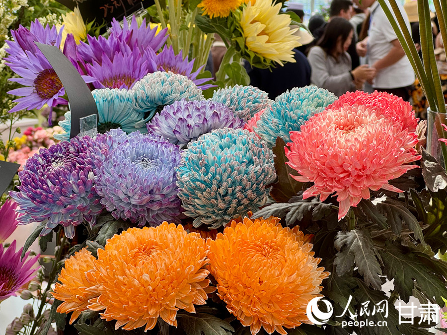 臨夏市牡丹產業園花卉藝術中心內花香四溢。人民網記者 焦隆攝