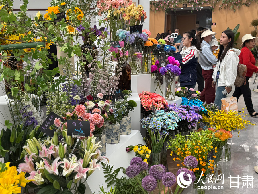 游客在臨夏市牡丹產業園花卉藝術中心內賞花游玩。人民網記者 焦隆攝