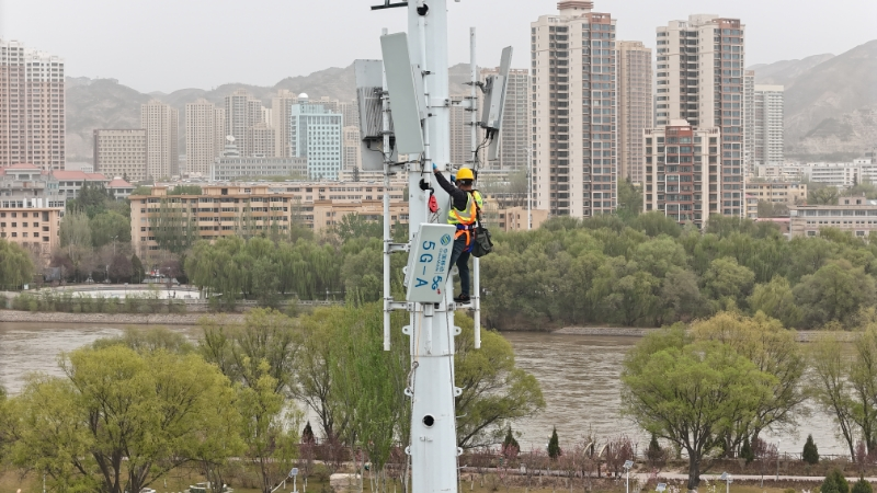 甘肅移動在蘭州黃河風情線沿線部署5G-A基站。田永斌攝