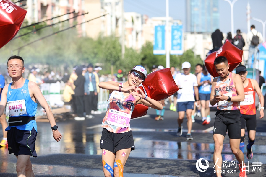 2025蘭州馬拉松鳴槍開跑 4萬名跑者逐夢黃河之濱