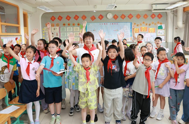 中關村第二小學師生熱情邀請中廟小學師生到北京游玩研學。胡靜攝