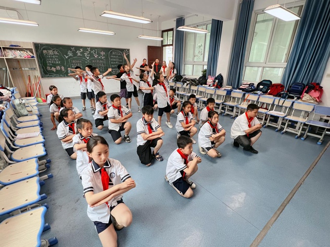 文縣中廟小學學生表演舞蹈《未來閃爍》。胡靜攝