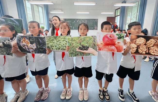 文縣中廟小學師生介紹隴南美景美食。胡靜攝