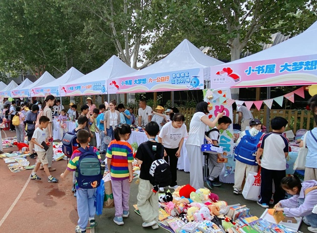 北京市海淀區中關村第二小學學生積極開展愛心義賣活動。焦淑玉攝