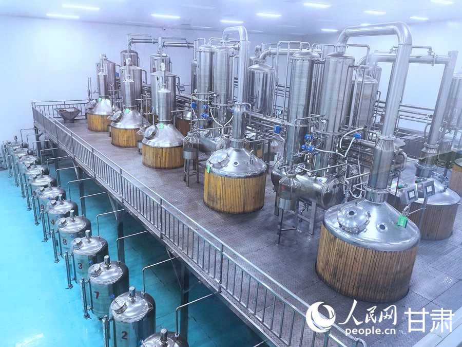 甘肅大手印玫瑰科技有限公司精油提取車間。人民網 席娟娟攝